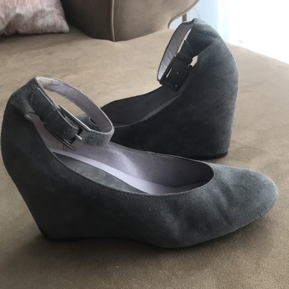 Johnston & Murphy grey suede Tracey ankle strap wedges - Picture 2 of 6